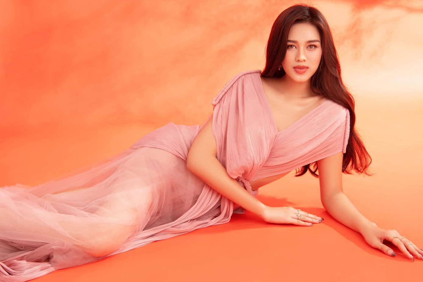 Với tạo hình ấn tượng này, Đỗ Thị Hà được khen ngợi xinh đẹp tựa 'nữ thần mùa Xuân'.