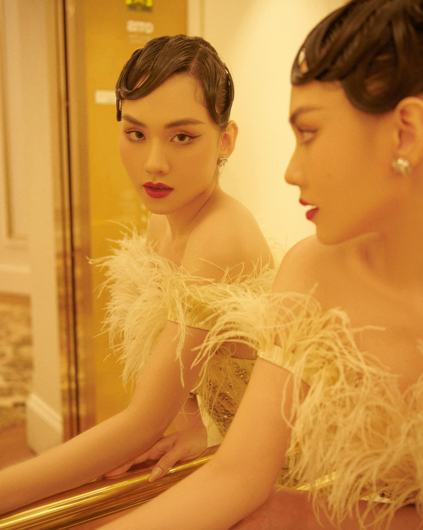 Mai Phương diện váy lông vũ trễ nải vai trần quyến rũ. Mai Phương diện váy lông vũ trễ nải vai trần quyến rũ.