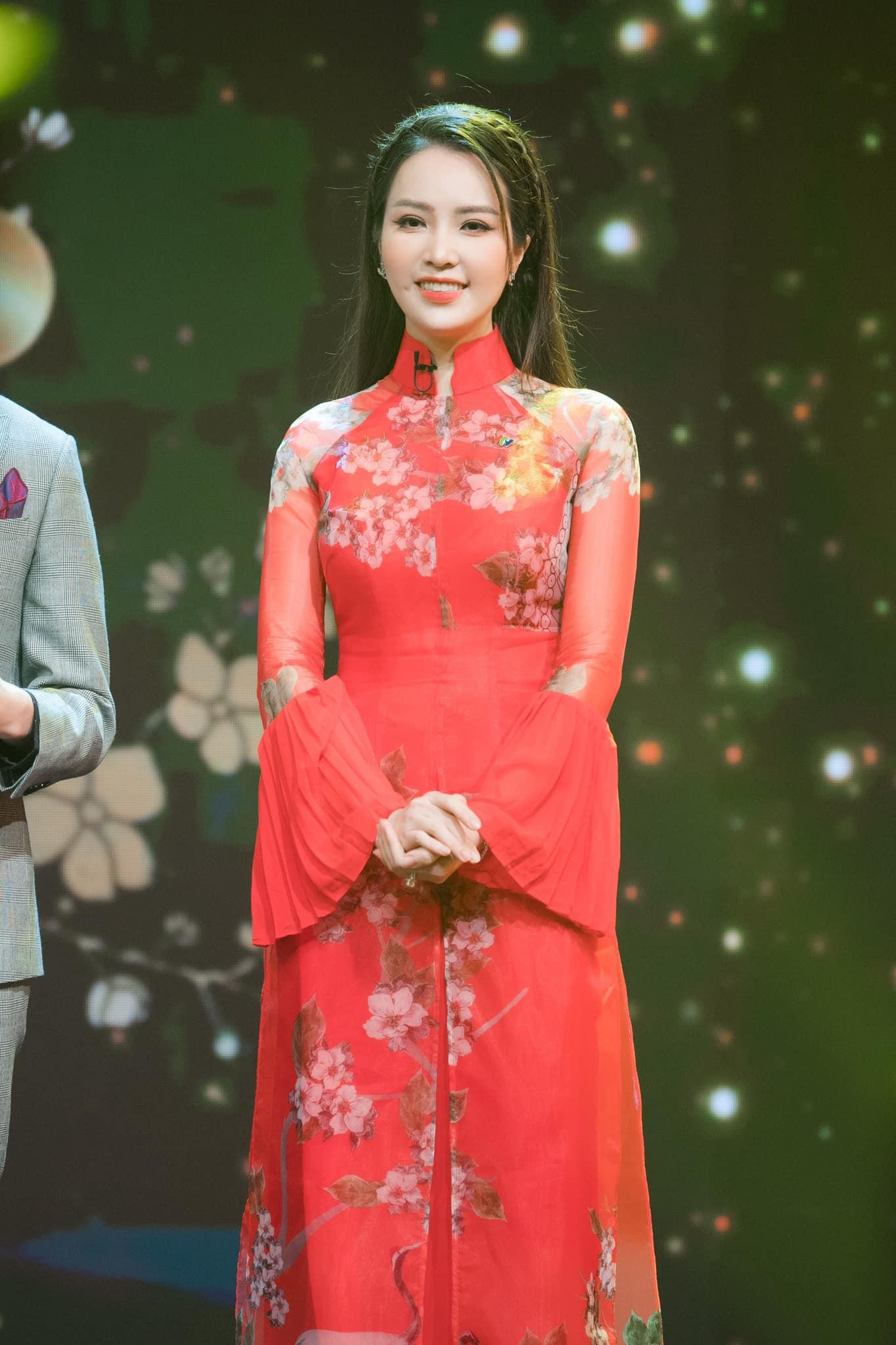 Á hậu Thuỵ Vân diện áo dài tông màu đỏ rực khi ghi hình chương trình Tết. Á hậu Thuỵ Vân diện áo dài tông màu đỏ rực khi ghi hình chương trình Tết.