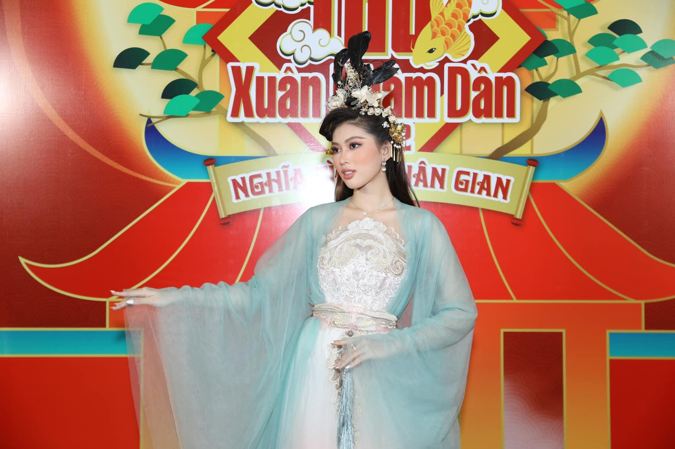 Trong ngày cuối cùng của năm, Á hậu Ngọc Thảo cũng có màn hoá thân xinh đẹp thành một mỹ nhân cổ trang khi xuất hiện trong 'Táo Xuân Nhâm Dần' 2022 được phát trên đài truyền hình Vĩnh Long vào đêm giao thừa khiến các fans vô cùng háo hức.