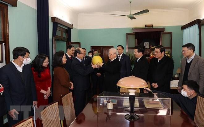 Cán bộ, nhân viên Khu di tích Chủ tịch Hồ Chí Minh trao tặng Tổng Bí thư Nguyễn Phú Trọng quả bòng từ vườn Bác. (Ảnh: Trí Dũng/TTXVN) Cán bộ, nhân viên Khu di tích Chủ tịch Hồ Chí Minh trao tặng Tổng Bí thư Nguyễn Phú Trọng quả bòng từ vườn Bác. (Ảnh: Trí Dũng/TTXVN)