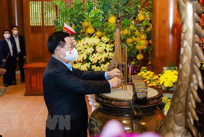Chủ tịch Quốc hội Vương Đình Huệ dâng hương tưởng niệm Chủ tịch Hồ Chí Minh tại Nhà tưởng niệm Hồ Chí Minh (Khu di tích Quốc gia đặc biệt Kim Liên). (Ảnh: TTXVN phát)