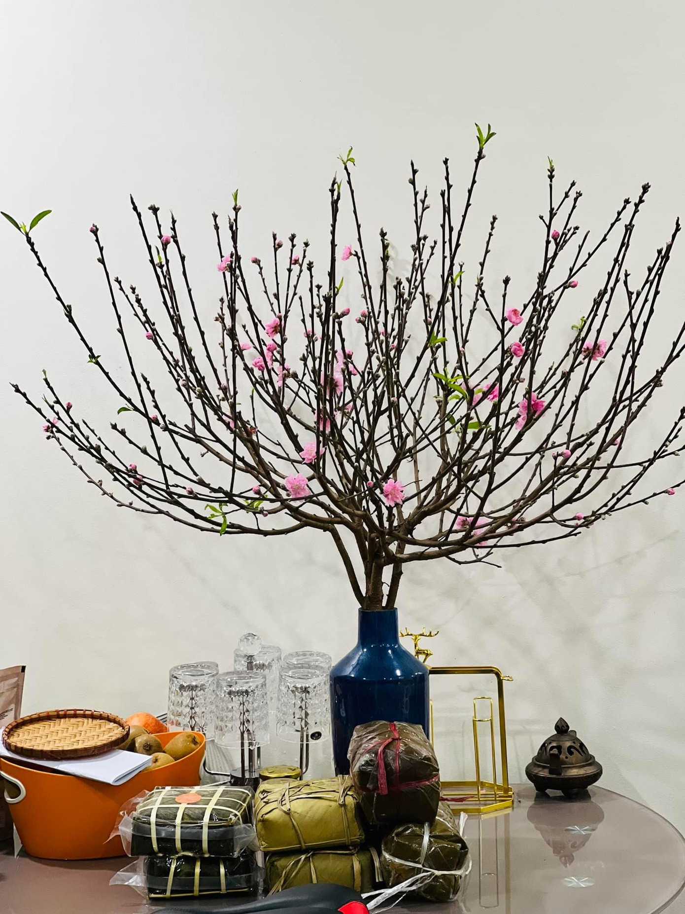 Được biết, vợ chồng NSND Công Lý vừa chuyển sang nhà mới được không lâu, cũng sát thời điểm đón Tết nên càng bận rộn hơn. Được biết, vợ chồng NSND Công Lý vừa chuyển sang nhà mới được không lâu, cũng sát thời điểm đón Tết nên càng bận rộn hơn.