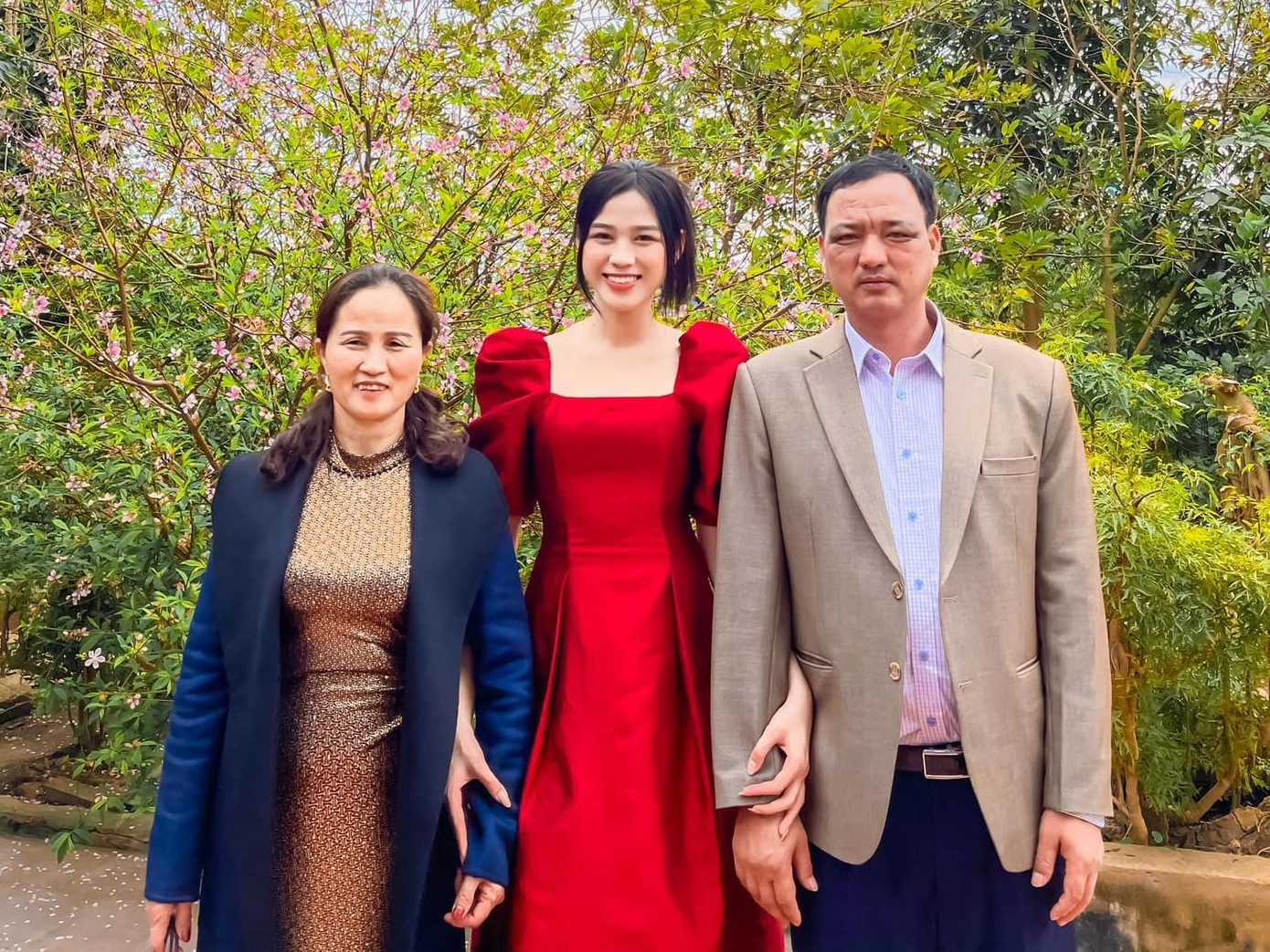 Đỗ Thị Hà háo hức đón Tết bên gia đình sau thời gian dài xa cách. Đỗ Thị Hà háo hức đón Tết bên gia đình sau thời gian dài xa cách.