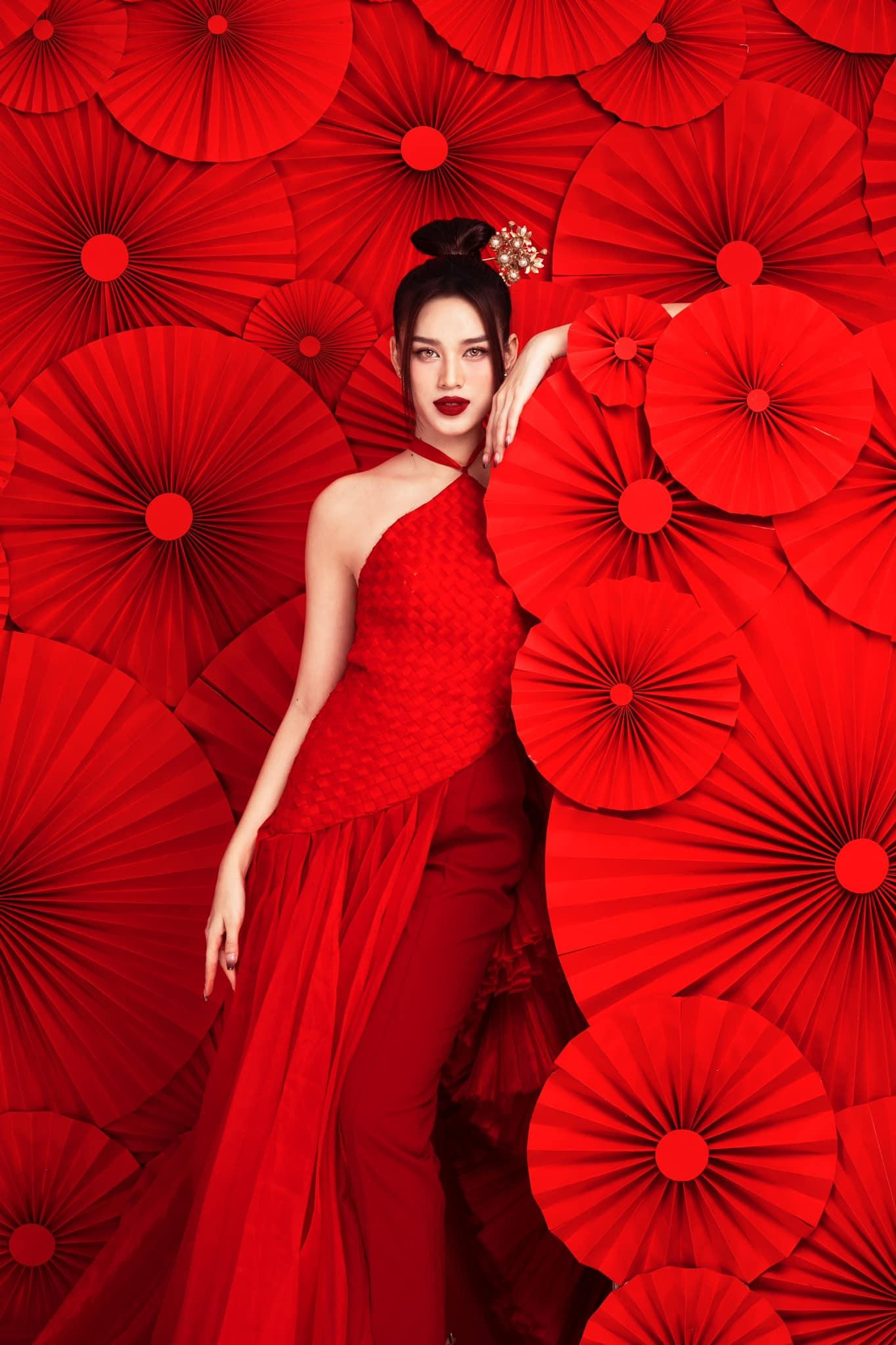 Trong ngày cuối cùng của năm cũ, Hoa hậu Đỗ Thị Hà đăng tải bộ ảnh mới thực hiện để chào đón năm mới Nhâm Dần 2022 thu hút sự chú ý của các fans.