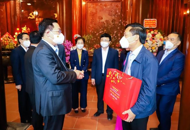 Chủ tịch Quốc hội Vương Đình Huệ tặng quà và chúc Tết cán bộ Khu di tích Quốc gia đặc biệt Kim Liên. (Ảnh: TTXVN phát)