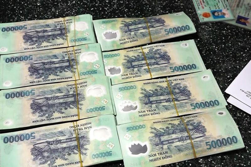 Một số lượng lớn tiền giả cũng bị thu giữ. Ảnh: CA