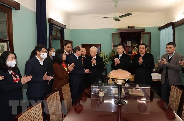 Tổng Bí thư Nguyễn Phú Trọng nói chuyện với cán bộ, nhân viên Khu di tích Chủ tịch Hồ Chí Minh ở Phủ Chủ tịch. (Ảnh: Trí Dũng/TTXVN) Tổng Bí thư Nguyễn Phú Trọng nói chuyện với cán bộ, nhân viên Khu di tích Chủ tịch Hồ Chí Minh ở Phủ Chủ tịch. (Ảnh: Trí Dũng/TTXVN)