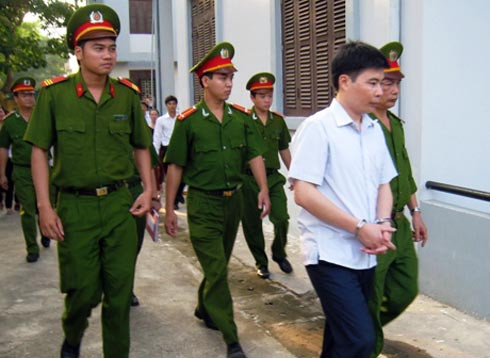 Những 'con sâu' trong ngành CSGT ảnh 4 Bị cáo Duân dẫn giải về trại giam