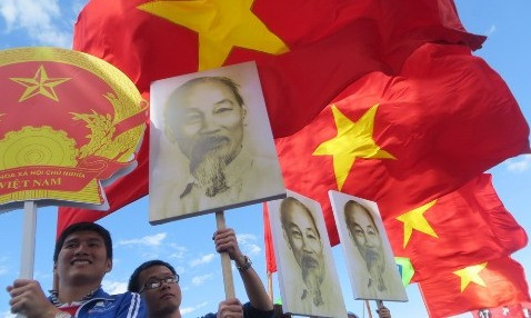 Cờ và ảnh Bác Hồ tại lễ bế mạc