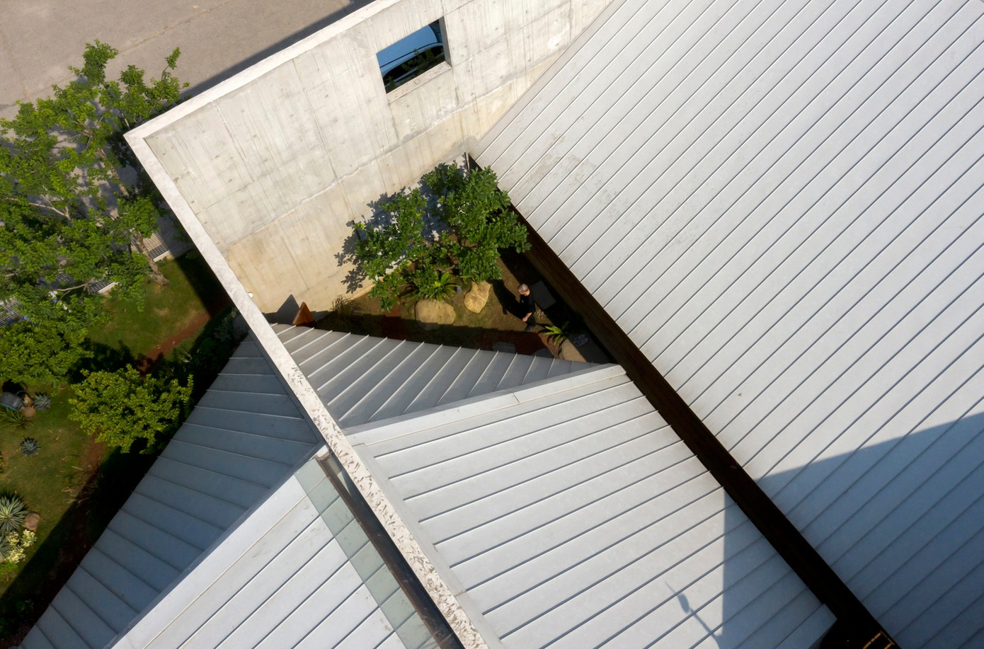 Nhà ĐHY gần như có 4 mặt thoáng do có khoảng lùi với gờ. Kết hợp với các khu vực sinh hoạt chính được lùi sâu và được che phủ bởi hệ mái dốc, khoảng sân rợp bóng cây. Nhà ĐHY gần như có 4 mặt thoáng do có khoảng lùi với gờ. Kết hợp với các khu vực sinh hoạt chính được lùi sâu và được che phủ bởi hệ mái dốc, khoảng sân rợp bóng cây.