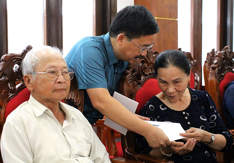 Nhà báo Vũ Tiến, Phó Tổng biên tập Báo Tiền Phong tặng quà cho đối tượng chính sách, người có công với cách mạng trên địa bàn TP Tuy Hòa. Ảnh: KIM CHI