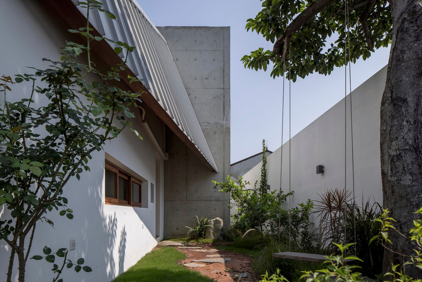 Bức tường bê tông kích thước 12x12x7m là yếu tố tạo hình cũng như phân chia chức năng giữa khu vực công cộng (quán cà phê) bên ngoài và khu vực riêng tư (nhà ở) bên trong. Bức tường bê tông kích thước 12x12x7m là yếu tố tạo hình cũng như phân chia chức năng giữa khu vực công cộng (quán cà phê) bên ngoài và khu vực riêng tư (nhà ở) bên trong.