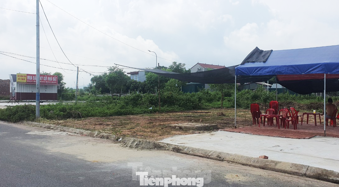 Hình ảnh thưa vắng người tại các dự án đất nền ở Bắc Giang thời điểm hiện tại. (Ảnh minh họa: Lộc Liên) Hình ảnh thưa vắng người tại các dự án đất nền ở Bắc Giang thời điểm hiện tại. (Ảnh minh họa: Lộc Liên)