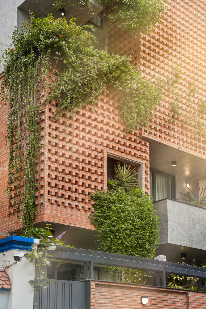 Để ngăn bụi và tiếng ồn, cây xanh được bố trí thành “tấm khiên” dọc ban công và hành lang. Để ngăn bụi và tiếng ồn, cây xanh được bố trí thành “tấm khiên” dọc ban công và hành lang.