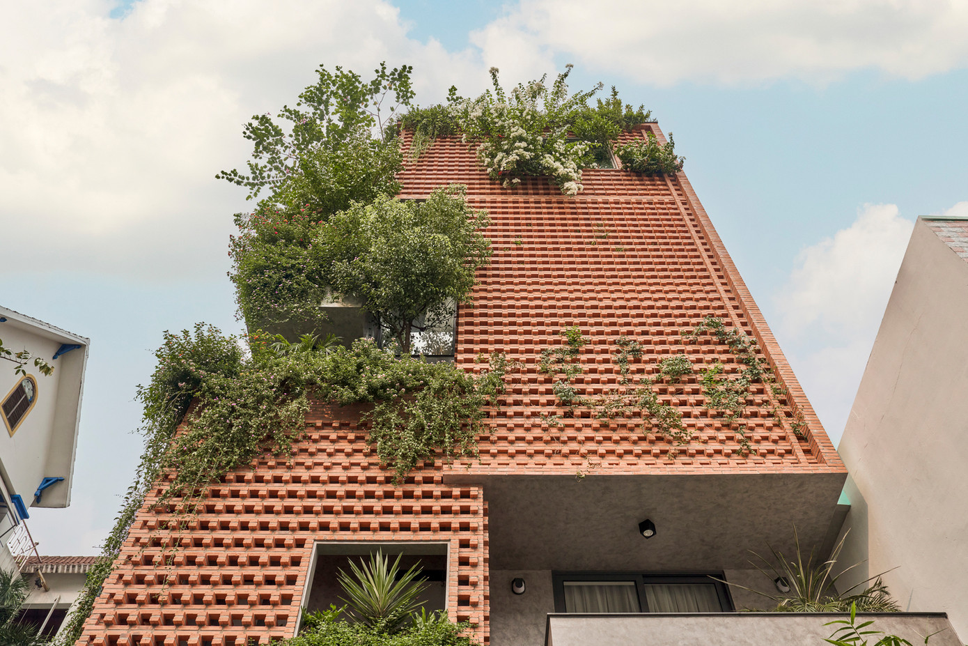 Ngôi nhà này ở vị trí hướng Tây - Tây Nam trong một khu phố ở TP HCM nên có bức xạ mặt trời gay gắt và nắng nóng trực tiếp vào buổi trưa nên gia chủ mong muốn có một môi trường sống mát mẻ, nhiều cây xanh để giảm bớt tác động của thời tiết. Ngôi nhà này ở vị trí hướng Tây - Tây Nam trong một khu phố ở TP HCM nên có bức xạ mặt trời gay gắt và nắng nóng trực tiếp vào buổi trưa nên gia chủ mong muốn có một môi trường sống mát mẻ, nhiều cây xanh để giảm bớt tác động của thời tiết.