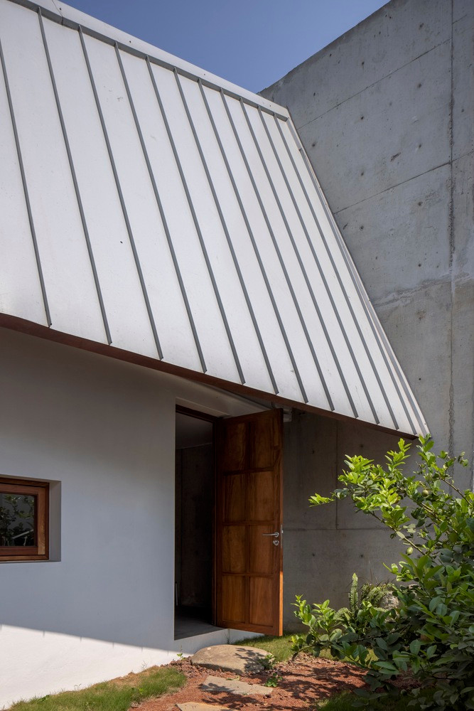 Vùng đệm không còn là điều xa lạ với những ngôi nhà tự làm từ xưa. Khi chưa có điều hòa, quạt máy, người dân qua nhiều đời đã đúc rút kinh nghiệm để có thể thích nghi với khí hậu nhiệt đới nóng ẩm ở Việt Nam khi xây nhà: hướng gió mát; sử dụng hiên sâu; lưới; bức tường dày; trồng cây đại thụ tạo bóng mát; mặt nước… Tất cả là những yếu tố tạo nên không gian đệm, mang lại nhiều giá trị cho không gian sống bên trong DHY. Vùng đệm không còn là điều xa lạ với những ngôi nhà tự làm từ xưa. Khi chưa có điều hòa, quạt máy, người dân qua nhiều đời đã đúc rút kinh nghiệm để có thể thích nghi với khí hậu nhiệt đới nóng ẩm ở Việt Nam khi xây nhà: hướng gió mát; sử dụng hiên sâu; lưới; bức tường dày; trồng cây đại thụ tạo bóng mát; mặt nước… Tất cả là những yếu tố tạo nên không gian đệm, mang lại nhiều giá trị cho không gian sống bên trong DHY.