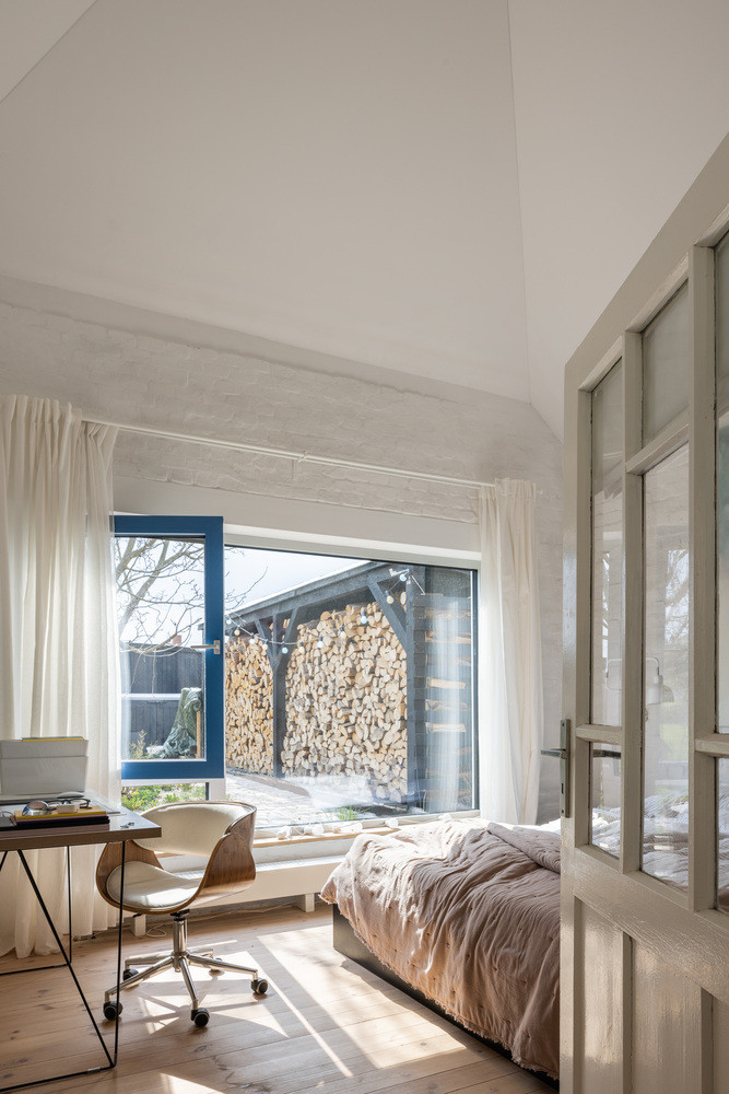 Không gian phòng ngủ luôn ngập tràn ánh sáng tự nhiên nhờ chiếc cửa sổ rộng, kết hợp với rèm màu trắng.