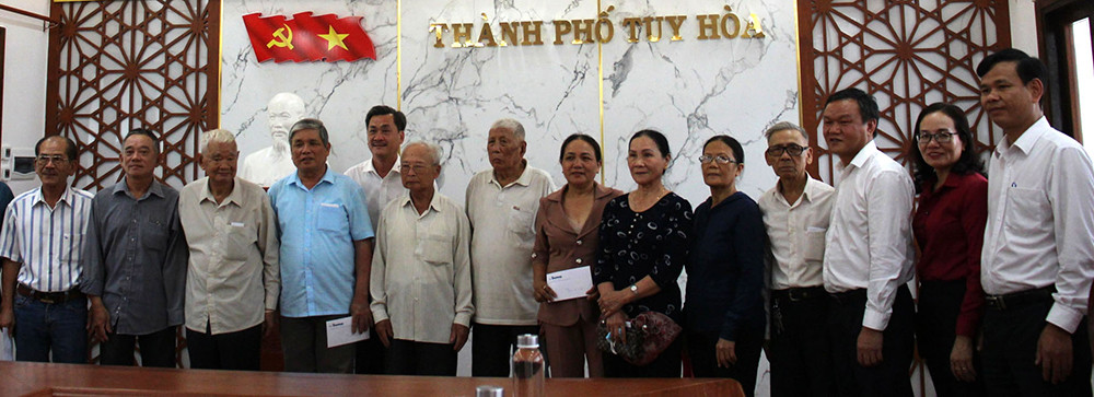 Đoàn công tác của Báo Tiền Phong cùng lãnh đạo UBND tỉnh, các sở, ngành tặng quà cho người có công với cách mạng ở TP Tuy Hòa. Ảnh: KIM CHI