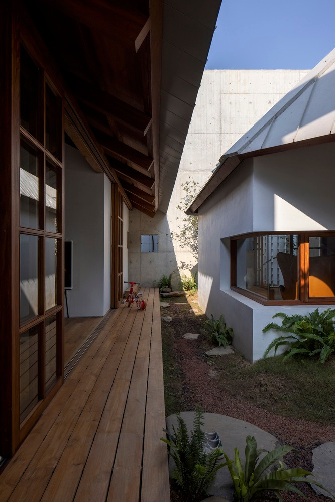 Toàn bộ không gian sống của DHY house đều có thể mở, kết hợp với hệ thống quạt trần và thông gió tự nhiên, gia chủ có thể không cần đến điều hòa trong những ngày nóng nhất. Toàn bộ không gian sống của DHY house đều có thể mở, kết hợp với hệ thống quạt trần và thông gió tự nhiên, gia chủ có thể không cần đến điều hòa trong những ngày nóng nhất.