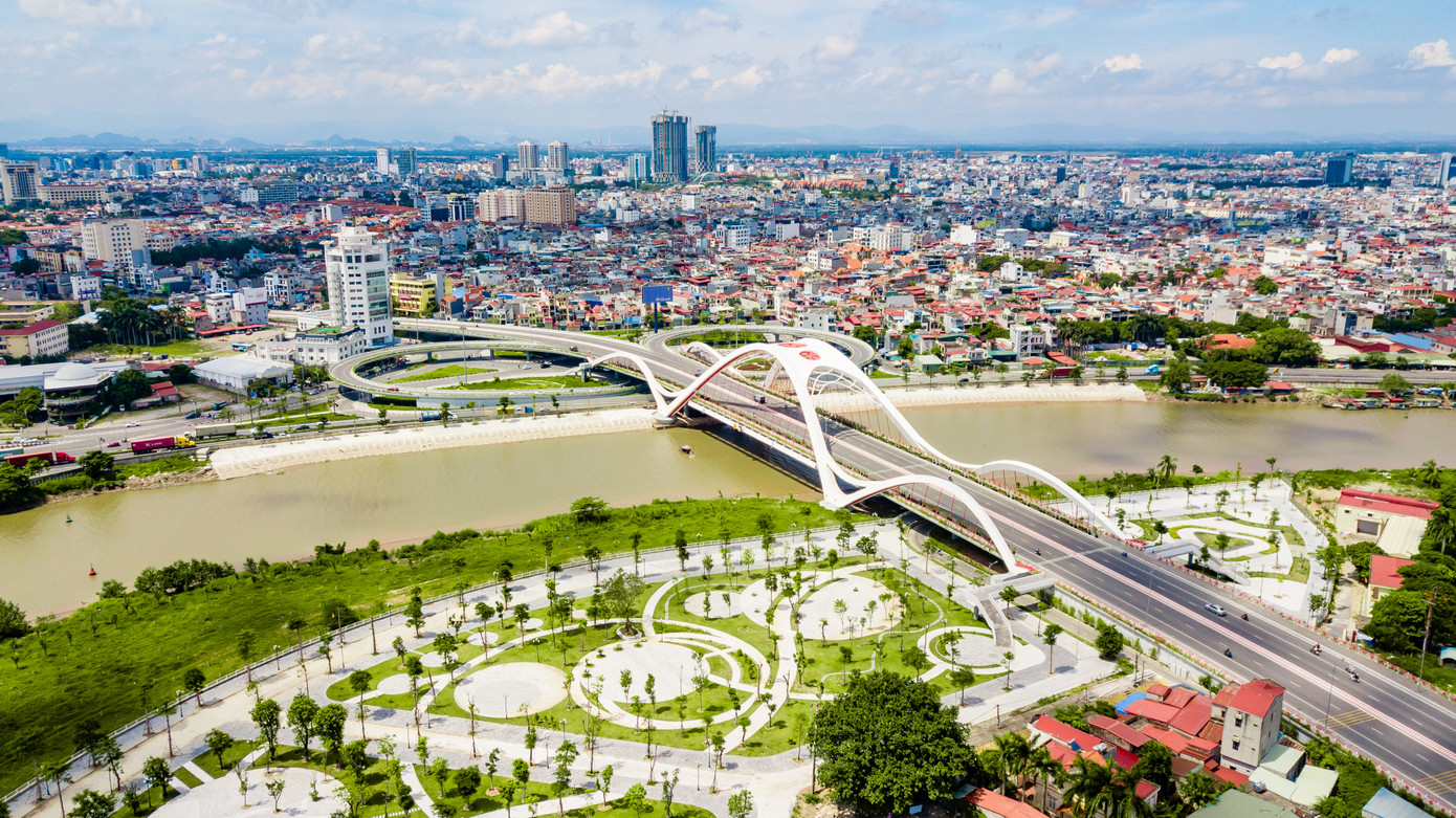 Cầu Rào 1 có 11 nhịp dầm, gồm 3 vòm thép và 6 nhịp dẫn bằng dầm bản rỗng. Cầu được thiết kế 4 làn xe cơ giới, 2 làn xe hỗn hợp và dải phân cách, vỉa hè.