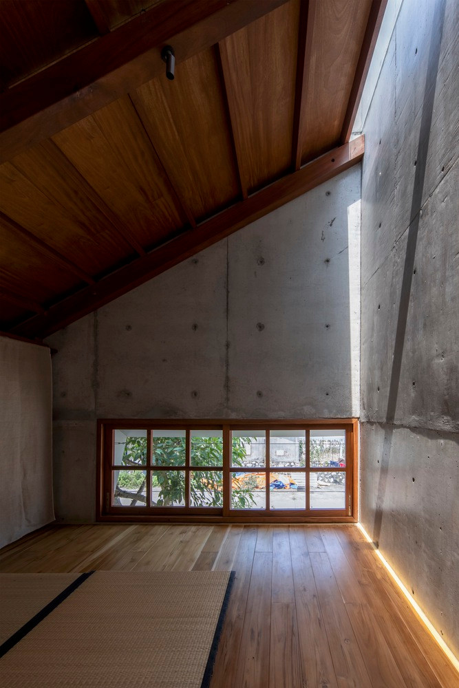 Toàn bộ công năng không gian sống được gói gọn trong thể tích 1008m3 phía sau bức tường bê tông, được bảo vệ và che chở bởi hệ thống mái dốc với phần mái hạ thấp (2m) với các cao độ khác nhau, tùy theo hướng nắng, hướng gió của khối nhà đó. . Toàn bộ công năng không gian sống được gói gọn trong thể tích 1008m3 phía sau bức tường bê tông, được bảo vệ và che chở bởi hệ thống mái dốc với phần mái hạ thấp (2m) với các cao độ khác nhau, tùy theo hướng nắng, hướng gió của khối nhà đó. .