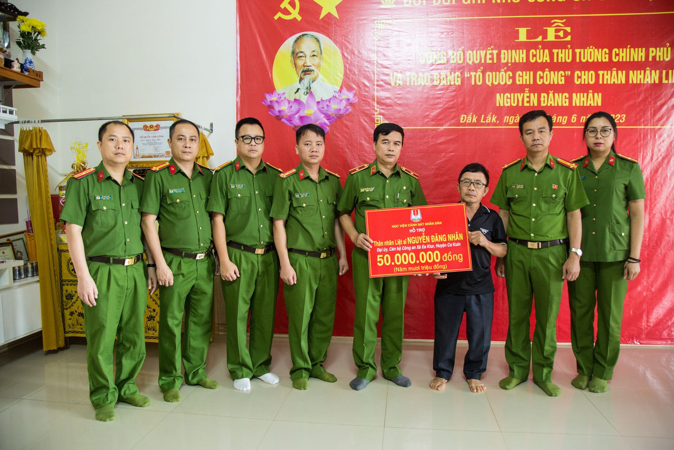 Đoàn công tác của Học viện CSND tới thắp hương, chia sẻ, động viên gia đình người dân thiệt mạng trong vụ 2 nhóm đối tượng tấn công trụ sở công an xã ở Đắk Lắk. Đoàn công tác của Học viện CSND tới thắp hương, chia sẻ, động viên gia đình người dân thiệt mạng trong vụ 2 nhóm đối tượng tấn công trụ sở công an xã ở Đắk Lắk.