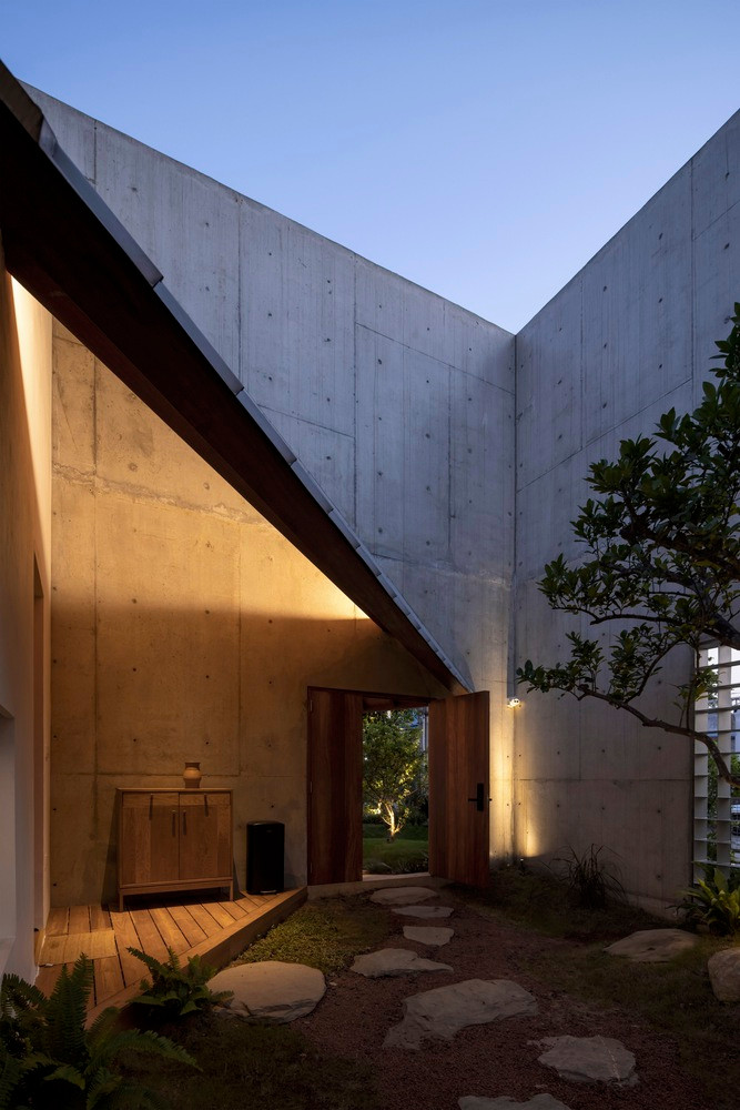 Toàn bộ không gian sống của DHY house đều có thể mở, kết hợp với hệ thống quạt trần và thông gió tự nhiên, gia chủ có thể không cần đến điều hòa trong những ngày nóng nhất. Toàn bộ không gian sống của DHY house đều có thể mở, kết hợp với hệ thống quạt trần và thông gió tự nhiên, gia chủ có thể không cần đến điều hòa trong những ngày nóng nhất.