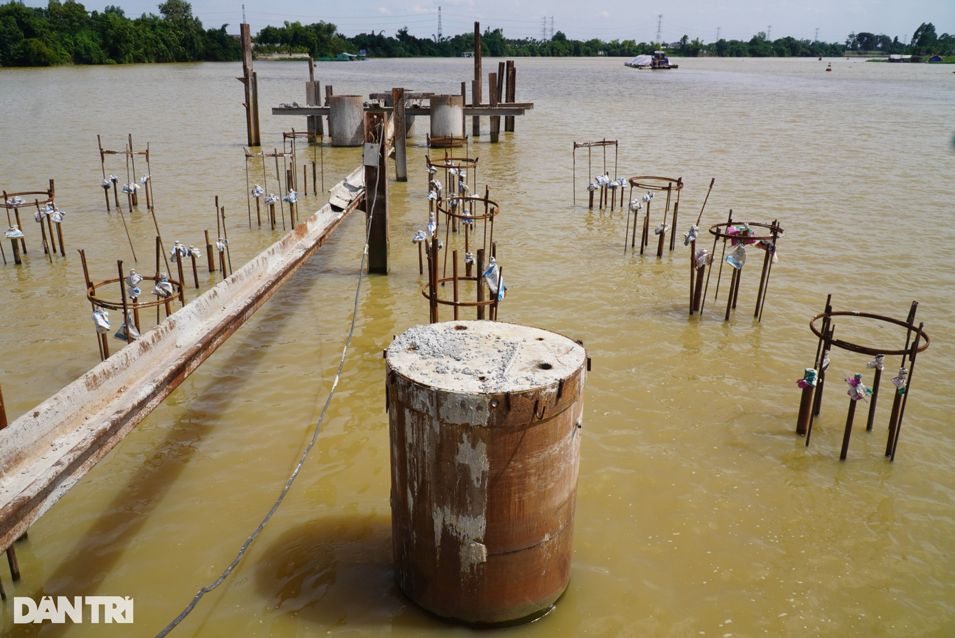 Các cọc khoan nhồi, vòng thép đã được đóng xuống sông chuẩn bị đổ trụ cầu. Về tiến độ dự án phía bờ Đồng Nai, chủ đầu tư cho biết phía ngoài sông đã khoan được 12 cọc nhồi còn trên bờ cũng đã được 6 cọc nhồi. Các cọc khoan nhồi, vòng thép đã được đóng xuống sông chuẩn bị đổ trụ cầu. Về tiến độ dự án phía bờ Đồng Nai, chủ đầu tư cho biết phía ngoài sông đã khoan được 12 cọc nhồi còn trên bờ cũng đã được 6 cọc nhồi.