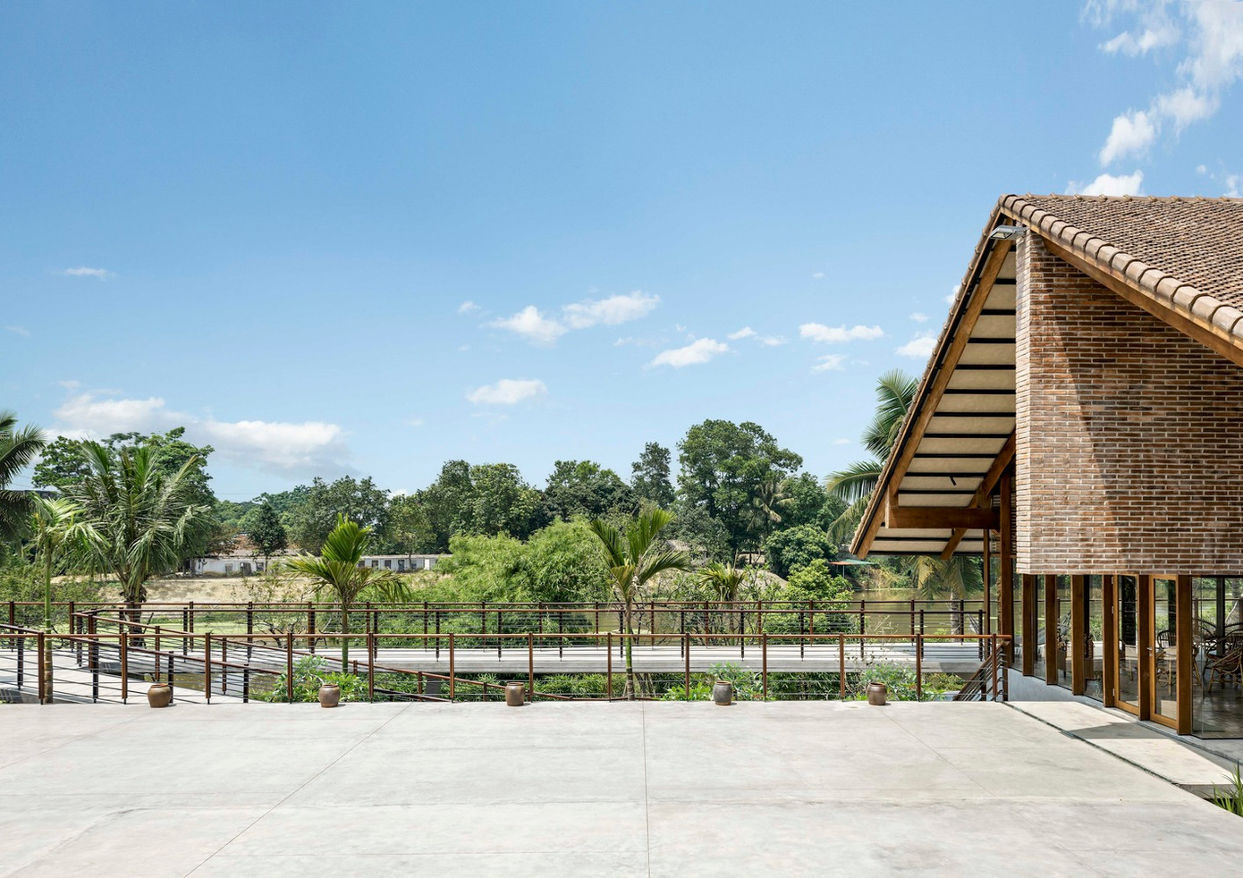 Theo lối kiến trúc truyền thống Việt Nam, phía trước ngôi nhà ba gian là một khoảng sân rộng, kèm theo đó là một gian nhà ngang. Theo lối kiến trúc truyền thống Việt Nam, phía trước ngôi nhà ba gian là một khoảng sân rộng, kèm theo đó là một gian nhà ngang.