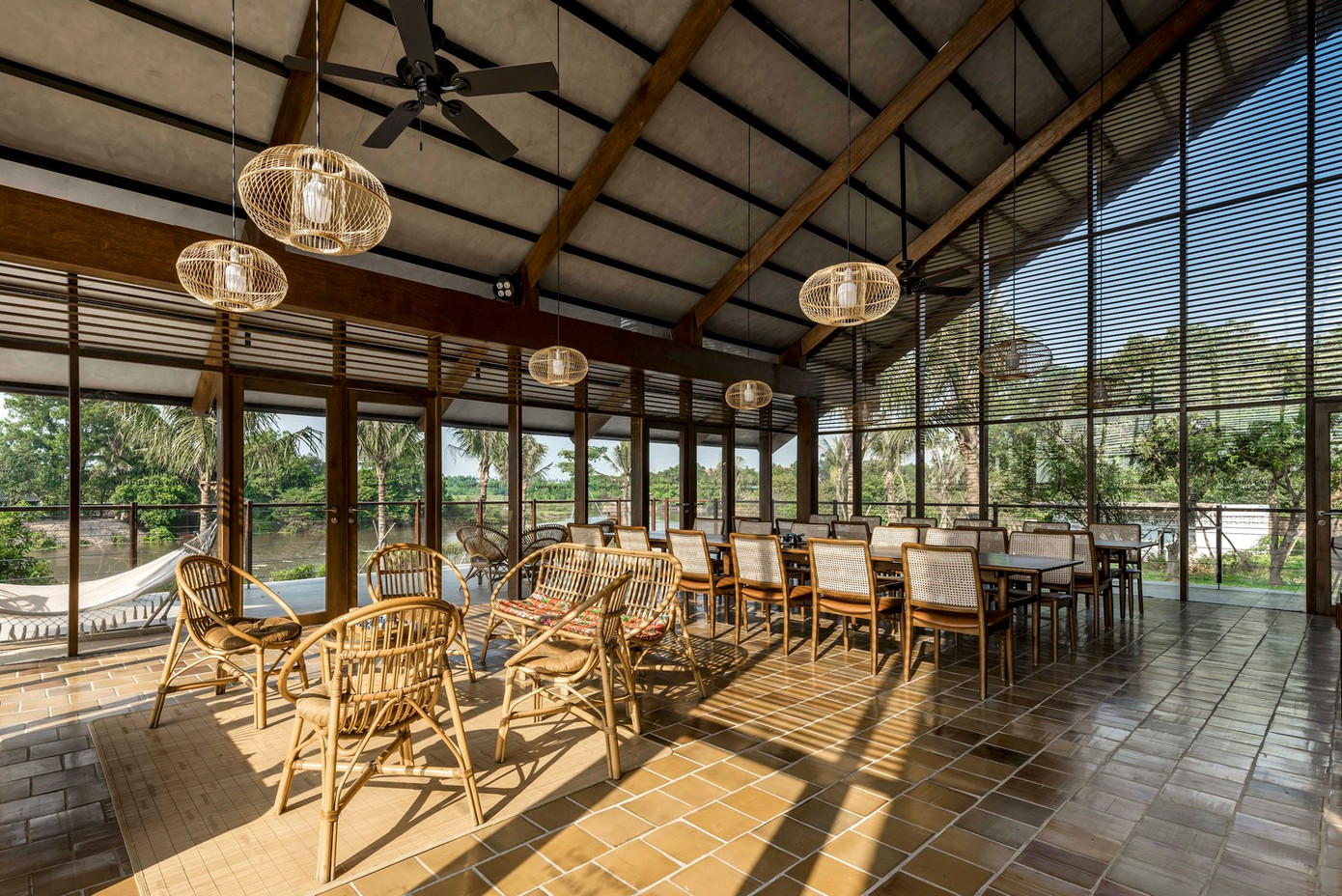 Cách bố trí của ngôi nhà cung cấp không gian sống rộng rãi. Giữa tòa nhà là khoảng sân rộng rãi, liền kề khu bếp và phòng ăn. Cách bố trí của ngôi nhà cung cấp không gian sống rộng rãi. Giữa tòa nhà là khoảng sân rộng rãi, liền kề khu bếp và phòng ăn.