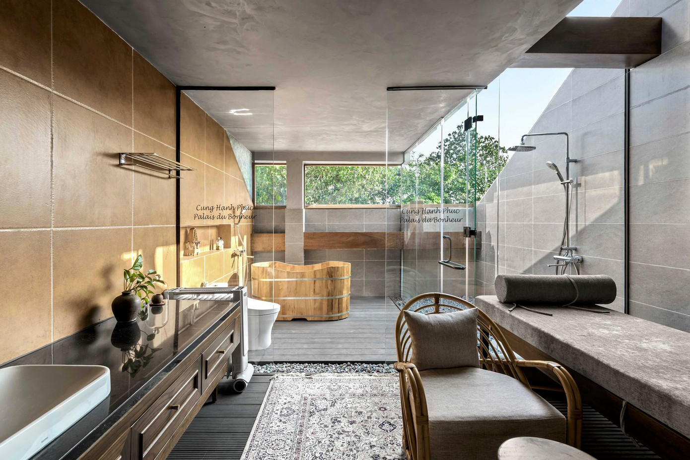 Khối nhà chính gồm ba gian lớn nối với nhau bằng hệ thống mái lớn, giống nhà thờ mẫu. Hai bên là hai dãy nhà gồm phòng khách, phòng ăn và các phòng ngủ, tượng trưng cho gian thờ và hai gian phụ để ở. Khối nhà chính gồm ba gian lớn nối với nhau bằng hệ thống mái lớn, giống nhà thờ mẫu. Hai bên là hai dãy nhà gồm phòng khách, phòng ăn và các phòng ngủ, tượng trưng cho gian thờ và hai gian phụ để ở.