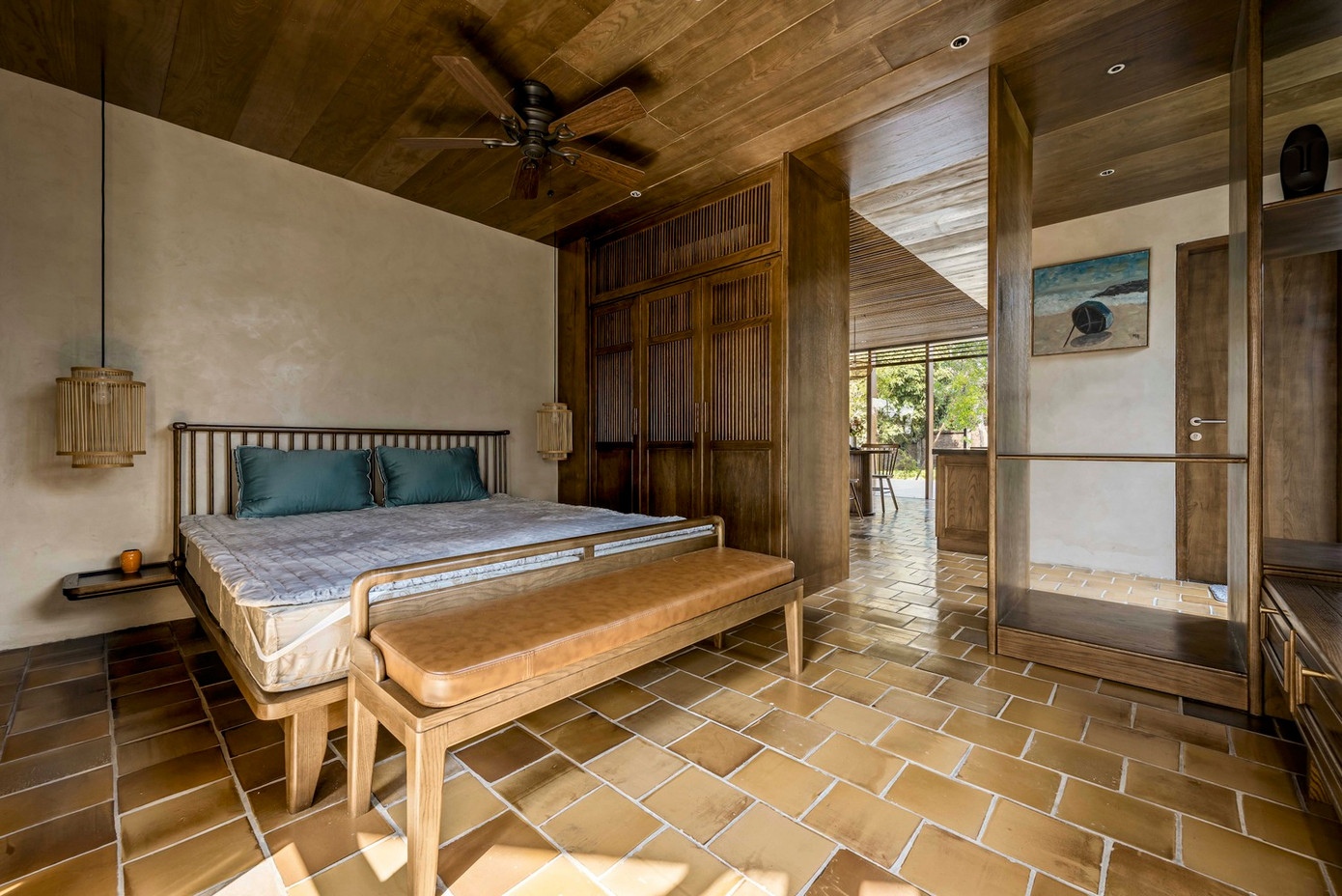 Khối nhà chính gồm ba gian lớn nối với nhau bằng hệ thống mái lớn, giống nhà thờ mẫu. Hai bên là hai dãy nhà gồm phòng khách, phòng ăn và các phòng ngủ, tượng trưng cho gian thờ và hai gian phụ để ở. Khối nhà chính gồm ba gian lớn nối với nhau bằng hệ thống mái lớn, giống nhà thờ mẫu. Hai bên là hai dãy nhà gồm phòng khách, phòng ăn và các phòng ngủ, tượng trưng cho gian thờ và hai gian phụ để ở.