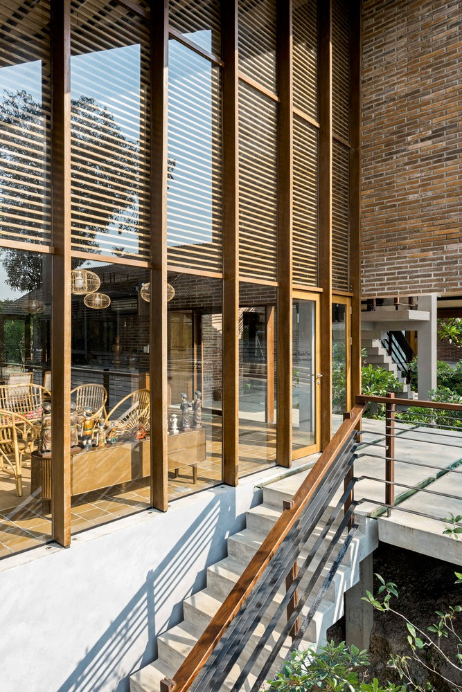 Các hành lang kết nối các khu vực khác nhau trong tòa nhà mang đến những lối đi thú vị. Các không gian như sân trong, ban công, mái nhà, tháp chuông và hồ bơi, trong nhà hoặc ngoài trời đều trở thành không gian thư giãn vì mọi khu vực đều được thiết kế để tạo ra bầu không khí mộc mạc. Các hành lang kết nối các khu vực khác nhau trong tòa nhà mang đến những lối đi thú vị. Các không gian như sân trong, ban công, mái nhà, tháp chuông và hồ bơi, trong nhà hoặc ngoài trời đều trở thành không gian thư giãn vì mọi khu vực đều được thiết kế để tạo ra bầu không khí mộc mạc.