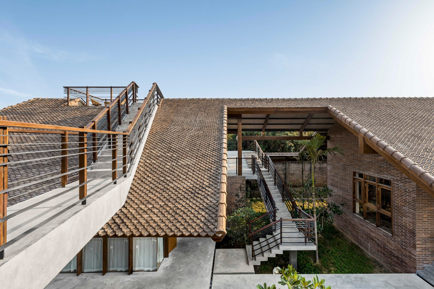 Cách bố trí của ngôi nhà cung cấp không gian sống rộng rãi. Giữa tòa nhà là khoảng sân rộng rãi, liền kề khu bếp và phòng ăn. Cách bố trí của ngôi nhà cung cấp không gian sống rộng rãi. Giữa tòa nhà là khoảng sân rộng rãi, liền kề khu bếp và phòng ăn.