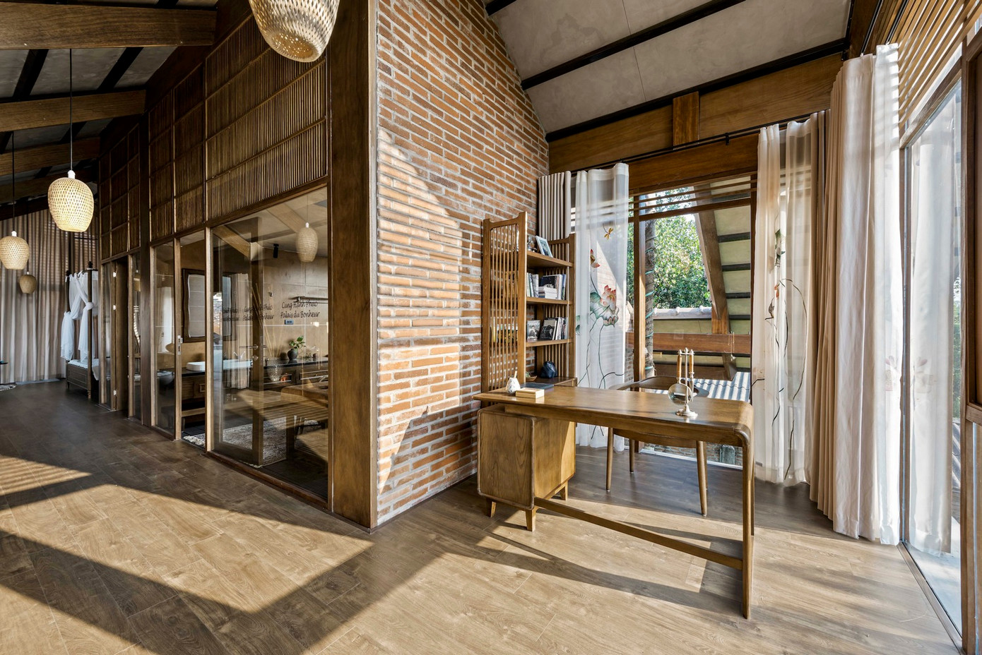 Các hành lang kết nối các khu vực khác nhau trong tòa nhà mang đến những lối đi thú vị. Các không gian như sân trong, ban công, mái nhà, tháp chuông và hồ bơi, trong nhà hoặc ngoài trời đều trở thành không gian thư giãn vì mọi khu vực đều được thiết kế để tạo ra bầu không khí mộc mạc. Các hành lang kết nối các khu vực khác nhau trong tòa nhà mang đến những lối đi thú vị. Các không gian như sân trong, ban công, mái nhà, tháp chuông và hồ bơi, trong nhà hoặc ngoài trời đều trở thành không gian thư giãn vì mọi khu vực đều được thiết kế để tạo ra bầu không khí mộc mạc.