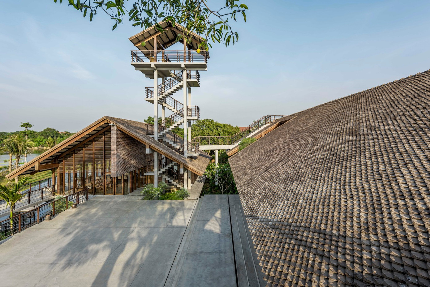 Theo lối kiến trúc truyền thống Việt Nam, phía trước ngôi nhà ba gian là một khoảng sân rộng, kèm theo đó là một gian nhà ngang. Theo lối kiến trúc truyền thống Việt Nam, phía trước ngôi nhà ba gian là một khoảng sân rộng, kèm theo đó là một gian nhà ngang.