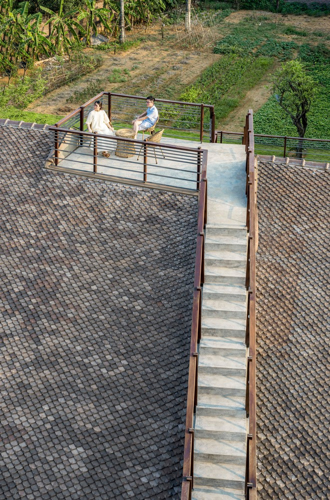 Mỗi gian nhỏ hay mỗi phòng không chỉ có sân riêng mà còn có vườn riêng. Sân trung tâm phục vụ như một không gian đa năng cho các hoạt động giải trí như nghỉ mát, nghỉ lễ, hoặc các công việc hàng ngày như phơi hoặc đập lúa. Mỗi gian nhỏ hay mỗi phòng không chỉ có sân riêng mà còn có vườn riêng. Sân trung tâm phục vụ như một không gian đa năng cho các hoạt động giải trí như nghỉ mát, nghỉ lễ, hoặc các công việc hàng ngày như phơi hoặc đập lúa.