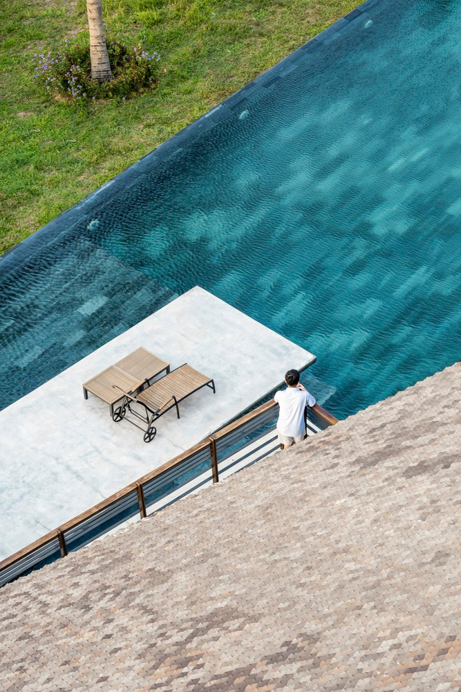 Các hành lang kết nối các khu vực khác nhau trong tòa nhà mang đến những lối đi thú vị. Các không gian như sân trong, ban công, mái nhà, tháp chuông và hồ bơi, trong nhà hoặc ngoài trời đều trở thành không gian thư giãn vì mọi khu vực đều được thiết kế để tạo ra bầu không khí mộc mạc. Các hành lang kết nối các khu vực khác nhau trong tòa nhà mang đến những lối đi thú vị. Các không gian như sân trong, ban công, mái nhà, tháp chuông và hồ bơi, trong nhà hoặc ngoài trời đều trở thành không gian thư giãn vì mọi khu vực đều được thiết kế để tạo ra bầu không khí mộc mạc.