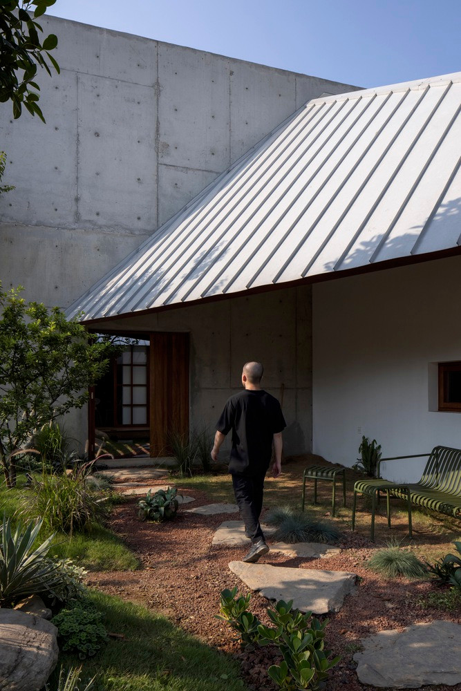 Toàn bộ công năng không gian sống được gói gọn trong thể tích 1008m3 phía sau bức tường bê tông, được bảo vệ và che chở bởi hệ thống mái dốc với phần mái hạ thấp (2m) với các cao độ khác nhau, tùy theo hướng nắng, hướng gió của khối nhà đó. . Toàn bộ công năng không gian sống được gói gọn trong thể tích 1008m3 phía sau bức tường bê tông, được bảo vệ và che chở bởi hệ thống mái dốc với phần mái hạ thấp (2m) với các cao độ khác nhau, tùy theo hướng nắng, hướng gió của khối nhà đó. .