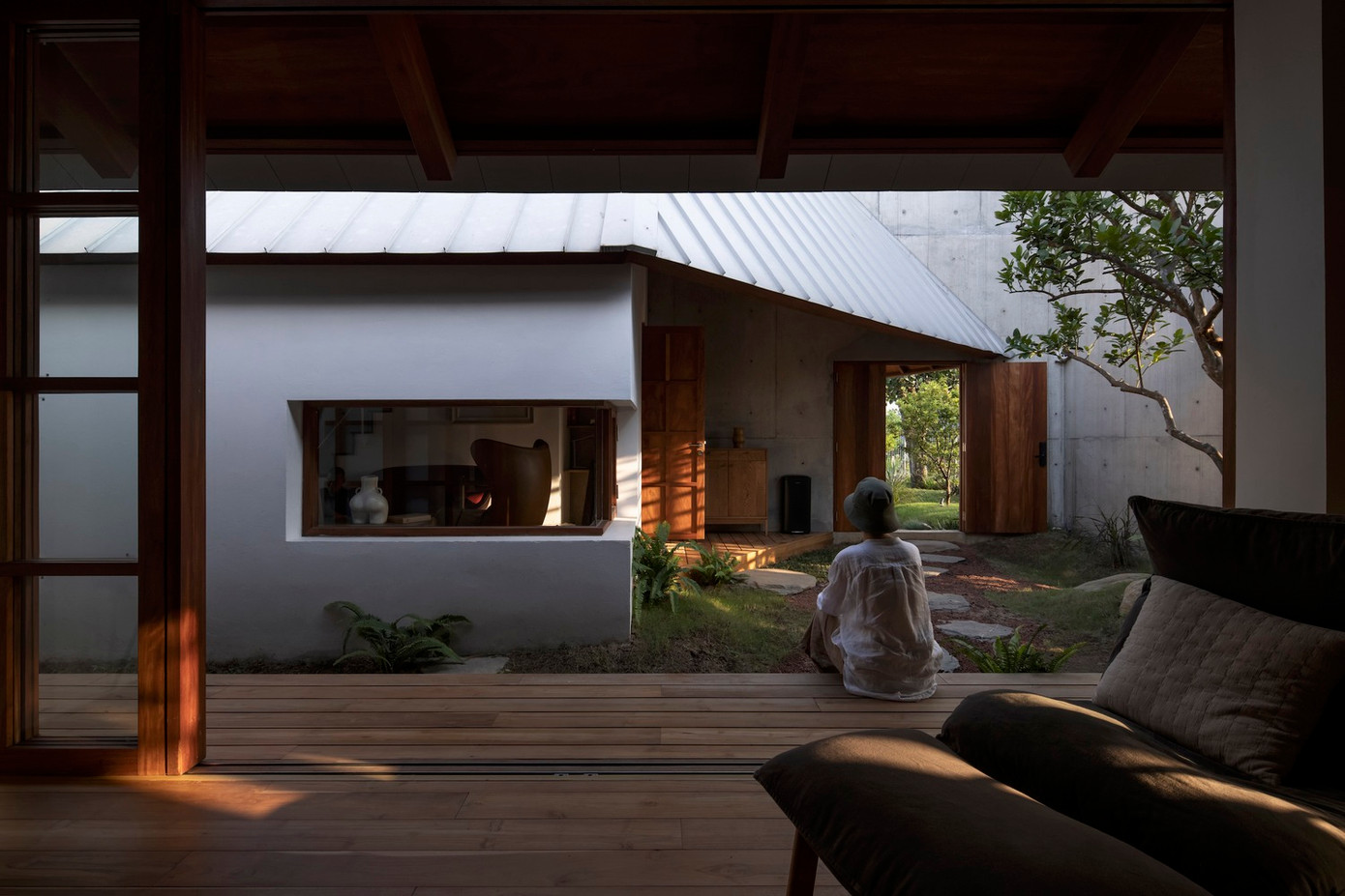 Nhà ĐHY gần như có 4 mặt thoáng do có khoảng lùi với gờ. Kết hợp với các khu vực sinh hoạt chính được lùi sâu và được che phủ bởi hệ mái dốc, khoảng sân rợp bóng cây. Nhà ĐHY gần như có 4 mặt thoáng do có khoảng lùi với gờ. Kết hợp với các khu vực sinh hoạt chính được lùi sâu và được che phủ bởi hệ mái dốc, khoảng sân rợp bóng cây.