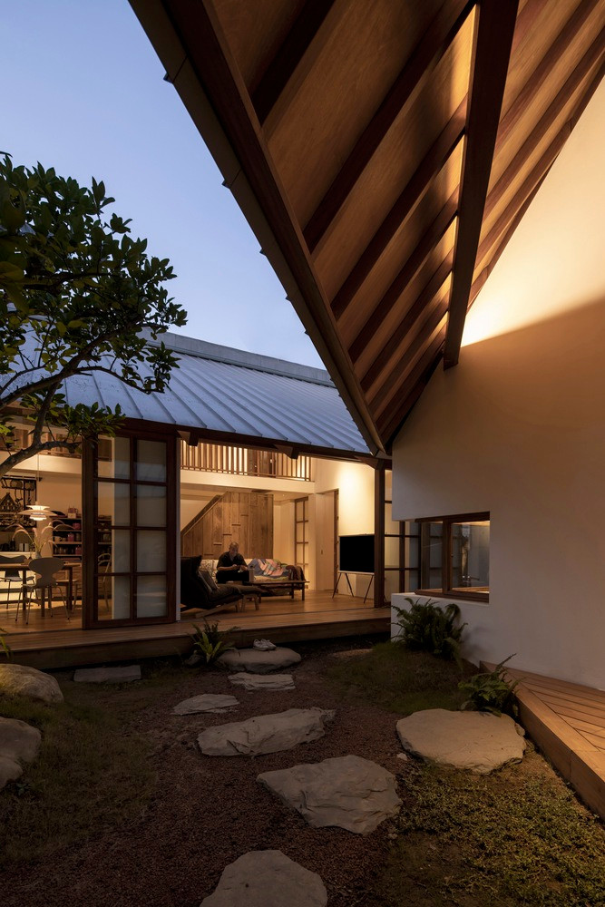 Vùng đệm không còn là điều xa lạ với những ngôi nhà tự làm từ xưa. Khi chưa có điều hòa, quạt máy, người dân qua nhiều đời đã đúc rút kinh nghiệm để có thể thích nghi với khí hậu nhiệt đới nóng ẩm ở Việt Nam khi xây nhà: hướng gió mát; sử dụng hiên sâu; lưới; bức tường dày; trồng cây đại thụ tạo bóng mát; mặt nước… Tất cả là những yếu tố tạo nên không gian đệm, mang lại nhiều giá trị cho không gian sống bên trong DHY. Vùng đệm không còn là điều xa lạ với những ngôi nhà tự làm từ xưa. Khi chưa có điều hòa, quạt máy, người dân qua nhiều đời đã đúc rút kinh nghiệm để có thể thích nghi với khí hậu nhiệt đới nóng ẩm ở Việt Nam khi xây nhà: hướng gió mát; sử dụng hiên sâu; lưới; bức tường dày; trồng cây đại thụ tạo bóng mát; mặt nước… Tất cả là những yếu tố tạo nên không gian đệm, mang lại nhiều giá trị cho không gian sống bên trong DHY.