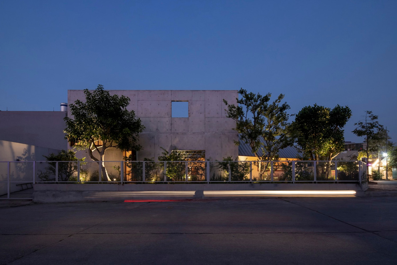 Nhà ĐHY gần như có 4 mặt thoáng do có khoảng lùi với gờ. Kết hợp với các khu vực sinh hoạt chính được lùi sâu và được che phủ bởi hệ mái dốc, khoảng sân rợp bóng cây. Nhà ĐHY gần như có 4 mặt thoáng do có khoảng lùi với gờ. Kết hợp với các khu vực sinh hoạt chính được lùi sâu và được che phủ bởi hệ mái dốc, khoảng sân rợp bóng cây.