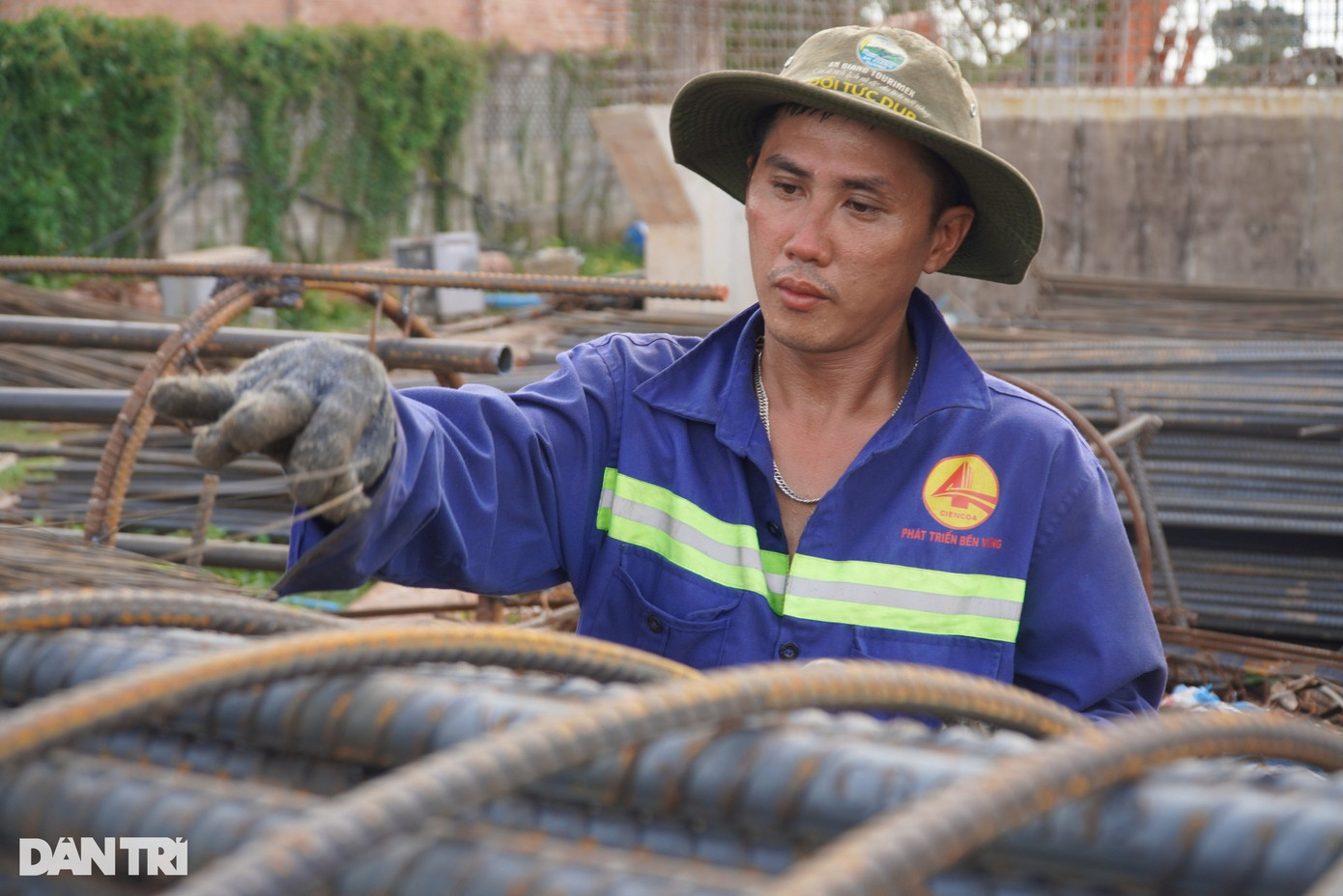 Công nhân Nguyễn Văn Tùng hàn ống trụ thép lớn để đổ trụ cầu chính. Anh Tùng cho biết làm ở công trình tuy hơi khó khăn do mùa này thường mưa nhưng cả đội đều cố gắng. Công nhân Nguyễn Văn Tùng hàn ống trụ thép lớn để đổ trụ cầu chính. Anh Tùng cho biết làm ở công trình tuy hơi khó khăn do mùa này thường mưa nhưng cả đội đều cố gắng.