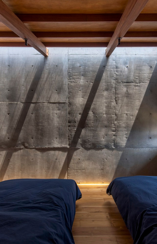 Toàn bộ công năng không gian sống được gói gọn trong thể tích 1008m3 phía sau bức tường bê tông, được bảo vệ và che chở bởi hệ thống mái dốc với phần mái hạ thấp (2m) với các cao độ khác nhau, tùy theo hướng nắng, hướng gió của khối nhà đó. . Toàn bộ công năng không gian sống được gói gọn trong thể tích 1008m3 phía sau bức tường bê tông, được bảo vệ và che chở bởi hệ thống mái dốc với phần mái hạ thấp (2m) với các cao độ khác nhau, tùy theo hướng nắng, hướng gió của khối nhà đó. .