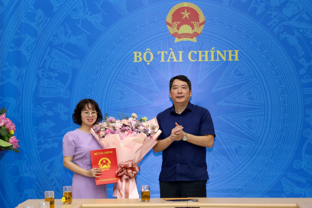 Thứ trưởng Cao Anh Tuấn trao quyết định và tặng hoa cho bà Lê Thị Hạnh. Ảnh: Đức Minh Thứ trưởng Cao Anh Tuấn trao quyết định và tặng hoa cho bà Lê Thị Hạnh. Ảnh: Đức Minh