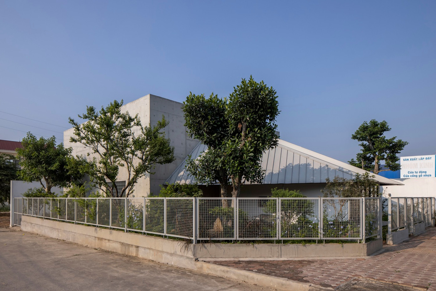 Nhà ĐHY gần như có 4 mặt thoáng do có khoảng lùi với gờ. Kết hợp với các khu vực sinh hoạt chính được lùi sâu và được che phủ bởi hệ mái dốc, khoảng sân rợp bóng cây. Nhà ĐHY gần như có 4 mặt thoáng do có khoảng lùi với gờ. Kết hợp với các khu vực sinh hoạt chính được lùi sâu và được che phủ bởi hệ mái dốc, khoảng sân rợp bóng cây.