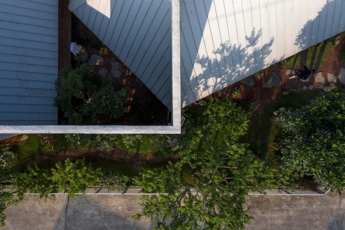 Bức tường bê tông kích thước 12x12x7m là yếu tố tạo hình cũng như phân chia chức năng giữa khu vực công cộng (quán cà phê) bên ngoài và khu vực riêng tư (nhà ở) bên trong. Bức tường bê tông kích thước 12x12x7m là yếu tố tạo hình cũng như phân chia chức năng giữa khu vực công cộng (quán cà phê) bên ngoài và khu vực riêng tư (nhà ở) bên trong.