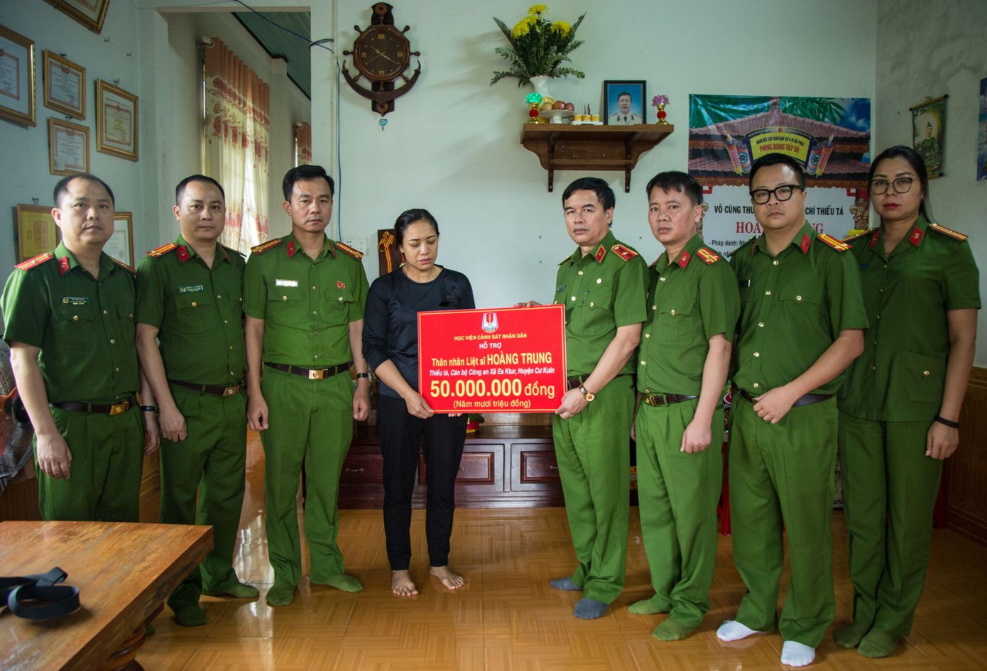 Đại diện thân nhân các liệt sĩ trân trọng cảm ơn sự quan tâm của Học viện CSND đã chia sẻ kịp thời với những đau thương, mất mát của gia đình. Đại diện thân nhân các liệt sĩ trân trọng cảm ơn sự quan tâm của Học viện CSND đã chia sẻ kịp thời với những đau thương, mất mát của gia đình.