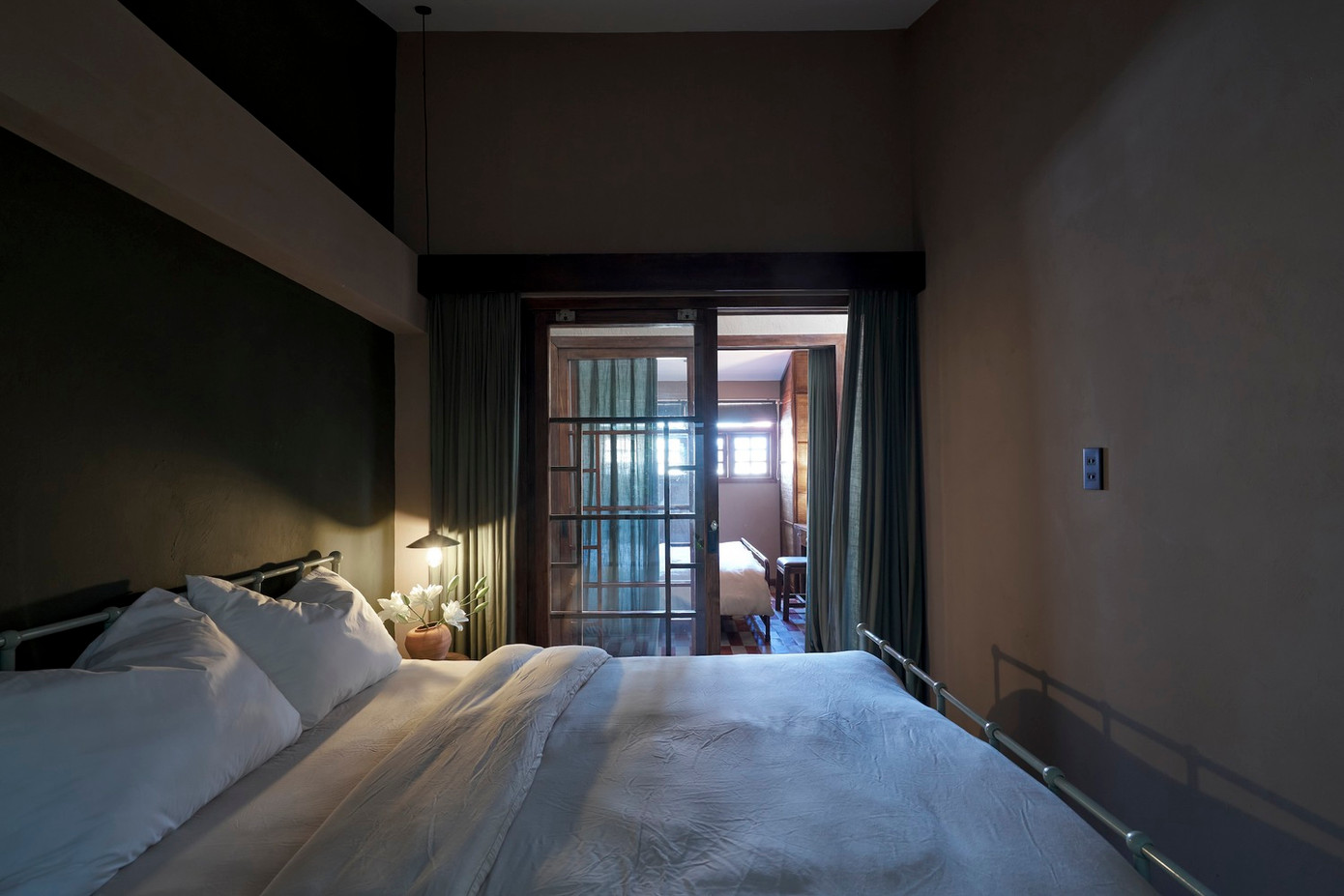 Không gian phòng ngủ được bố trí tối giản.